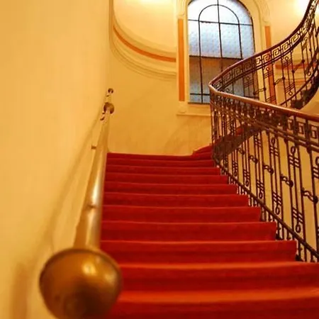 Victoria 3*